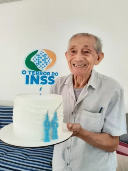 'Terror do INSS': Idoso faz sucesso ao comemorar 96 anos com bolo inusitado
