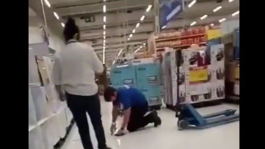 VÍDEO: Funcionário do Carrefour é humilhado por gerente enquanto limpa chão de joelhos; veja