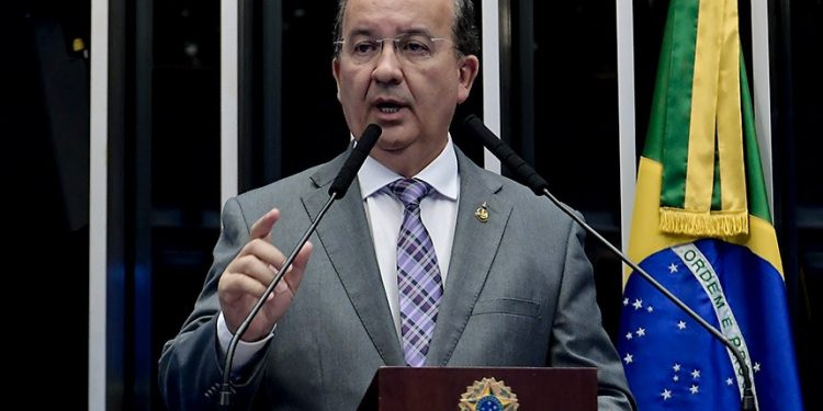 “Eu queria ter dado uma porrada no meio dos cornos dele”, diz senador sobre Renan Calheiros