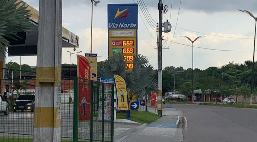 Facção criminosa exige que postos reduzam preços da gasolina em capital brasileira