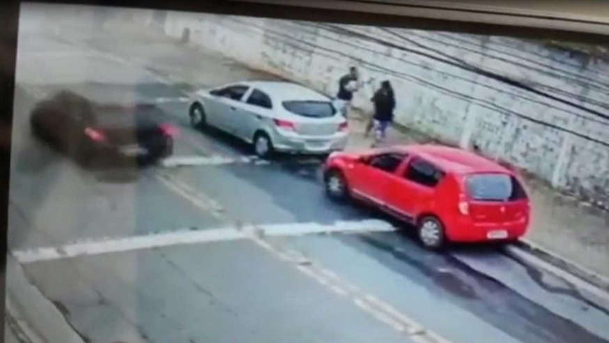 VÍDEO: Mulher descobre traição e atira em marido PM na frente da amante