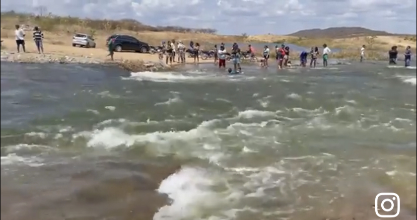 VÍDEO: Sertanejos celebram chegada de água às margens da transposição na Paraíba; assista