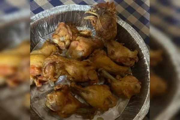 FOTO: Mulher encontra cabeça de galinha em balde de frango frito