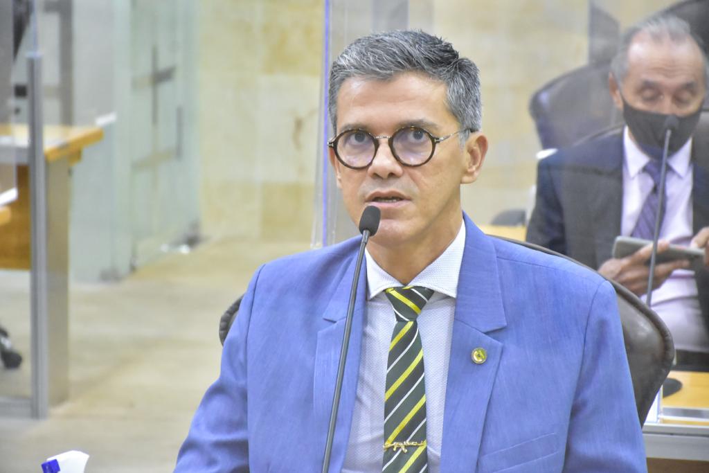 'Bolsonaro ajudou Governo Fátima a pagar salários atrasados de servidores do RN', diz deputado