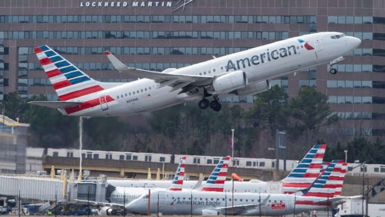 Passageiro soca rosto de comissária após ela pedir para ele colocar a máscara