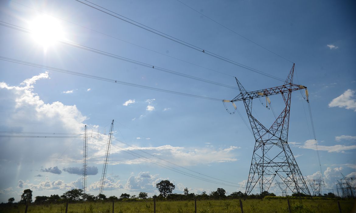 Brasileiros pagaram R$ 5,2 bilhões a mais na conta de luz por erros de cálculo do setor
