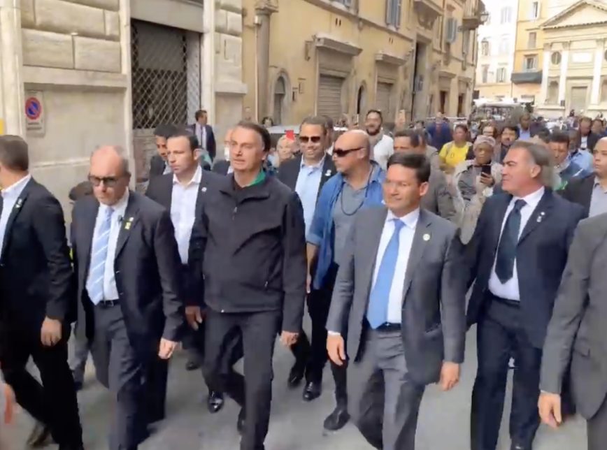 VÍDEO: apoiadores ovacionam e acompanham Bolsonaro na Itália; assista
