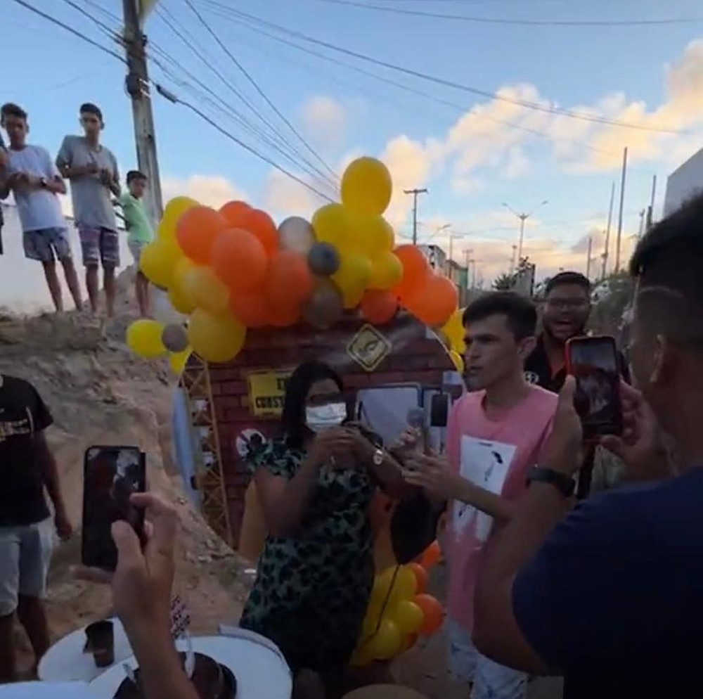 Humorista Tiago Dionísio faz protesto para 'comemorar' 2 anos de obra inacabada em Parnamirim