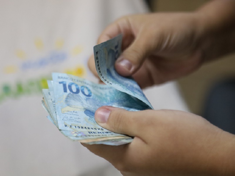 Governo paga folha de outubro a 58 mil servidores e anuncia 13º de 2021