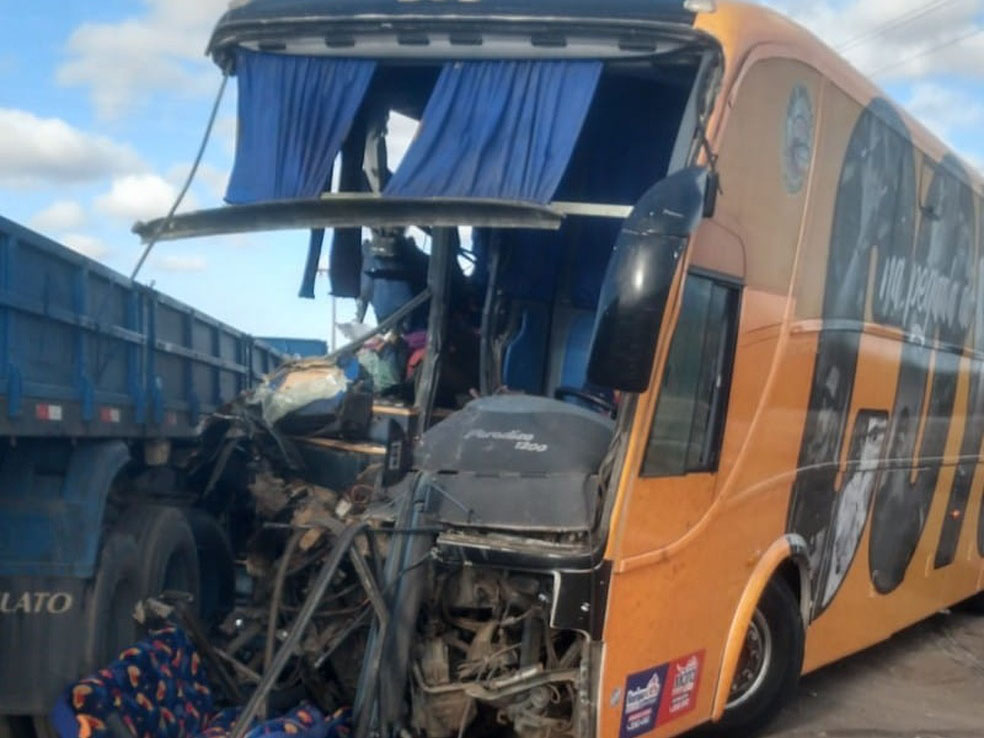 Uma pessoa morre após acidente entre ônibus de banda de forró e caminhão no RN