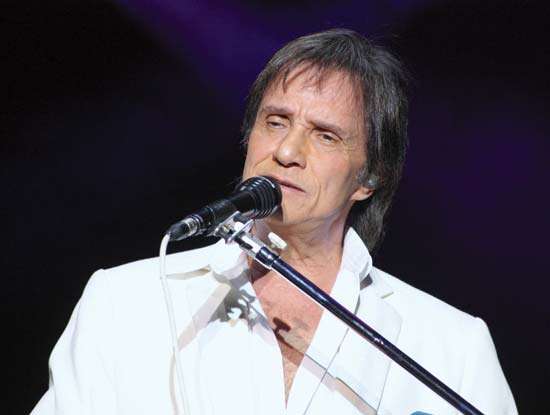Roberto Carlos detalha acidente na infância: 'Botou a prótese e foi pro baile dançar'