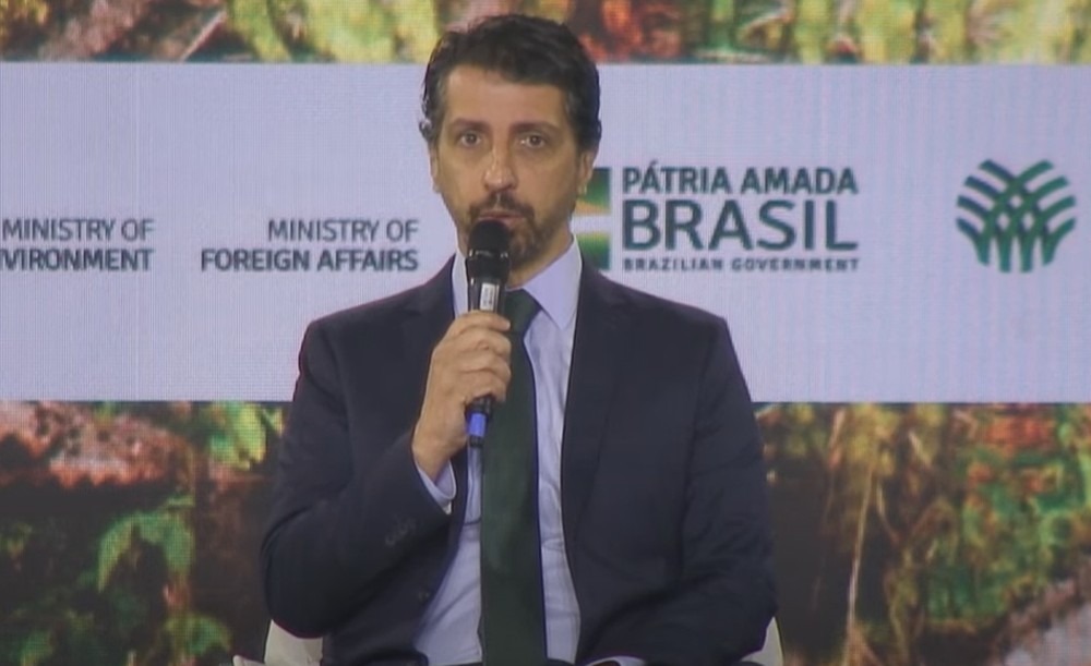 Ministro do meio ambiente anuncia nova meta climática, com redução de 50% das emissões até 2030