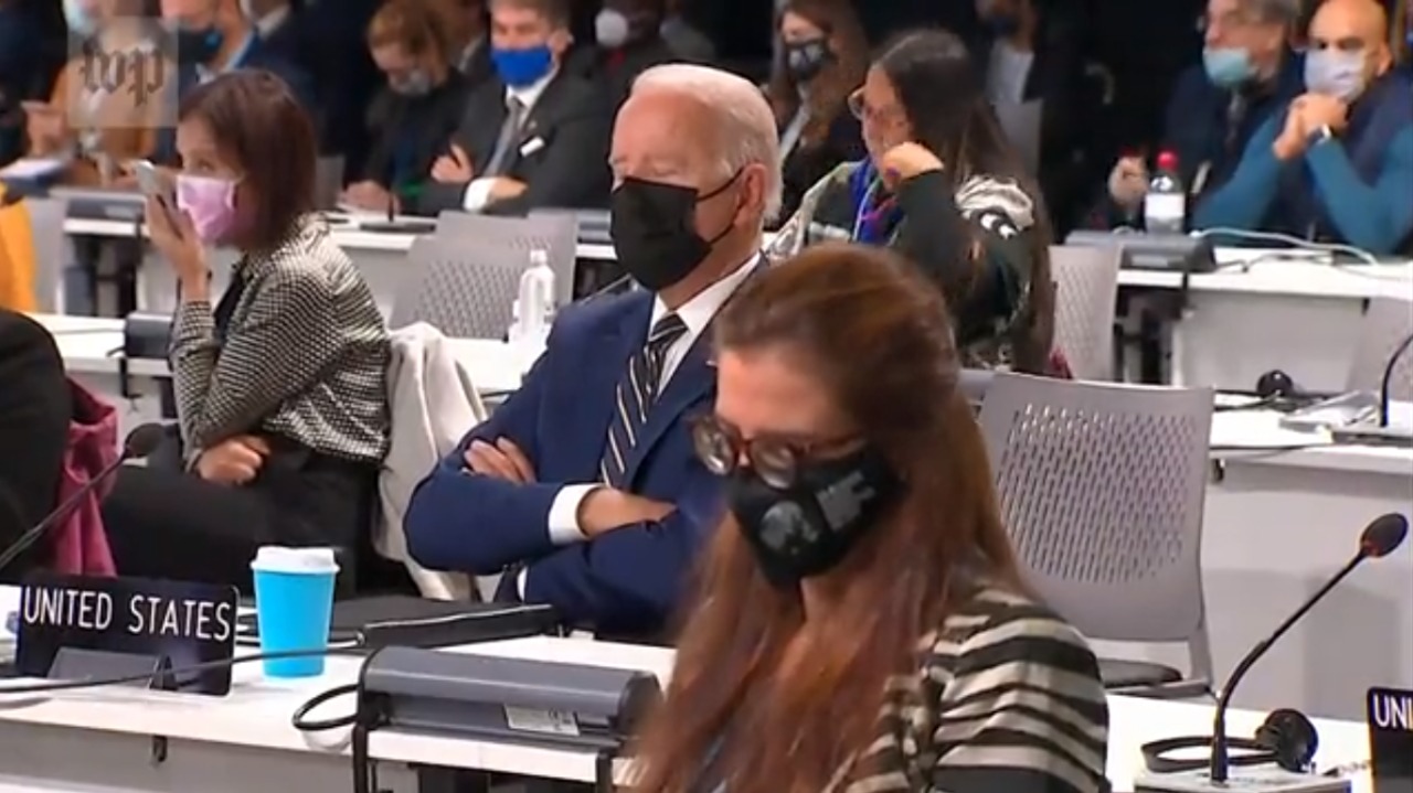 VÍDEO: Joe Biden comete gafe e é flagrado "pescando" na COP26; assista