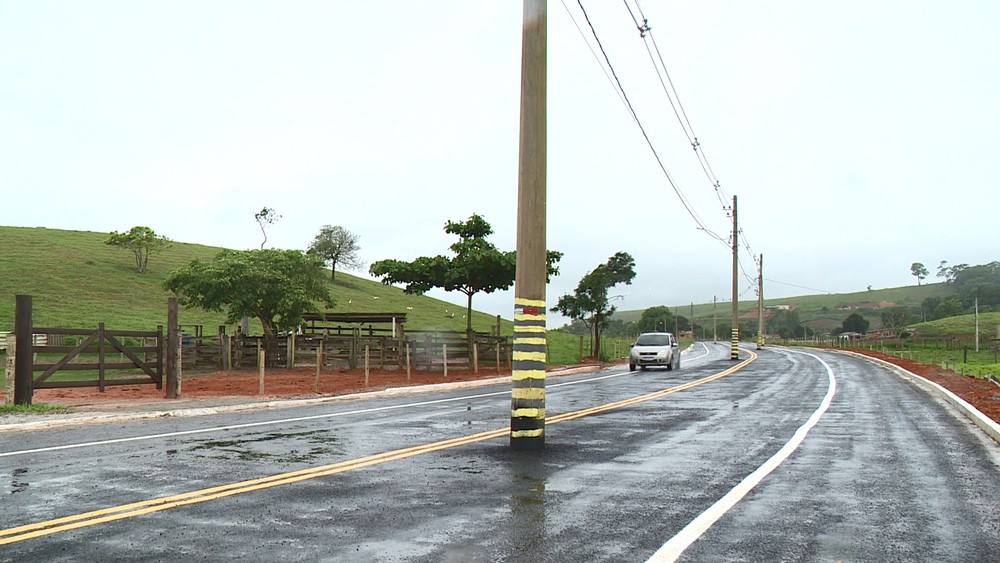 Estrada é inaugurada com postes no meio da pista