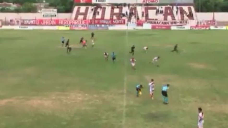 VÍDEO: Treinador é baleado no ombro durante jogo do futebol argentino