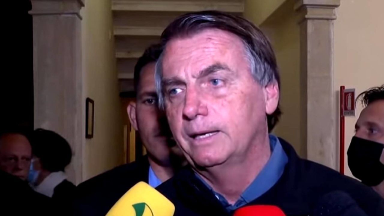 VÍDEO: Bolsonaro confunde John Kerry com Jim Carrey em entrevista na Itália