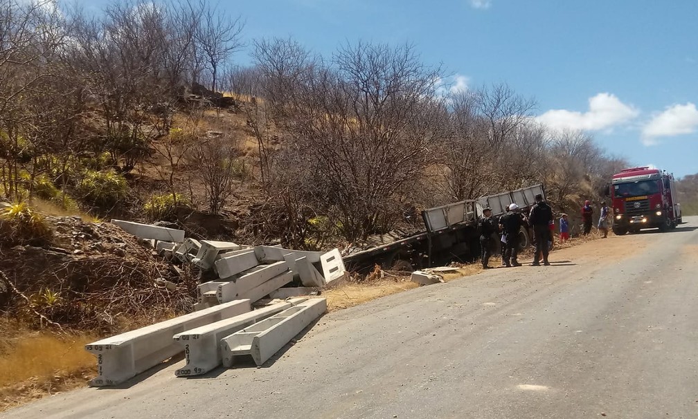 Motorista morre esmagado por carga de postes após veículo tombar no interior do RN