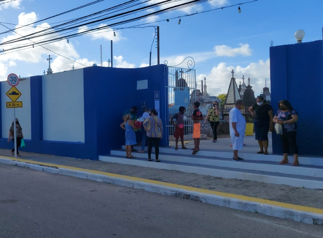 Cemitérios de Natal recebem 60 mil pessoas durante Dia de Finados