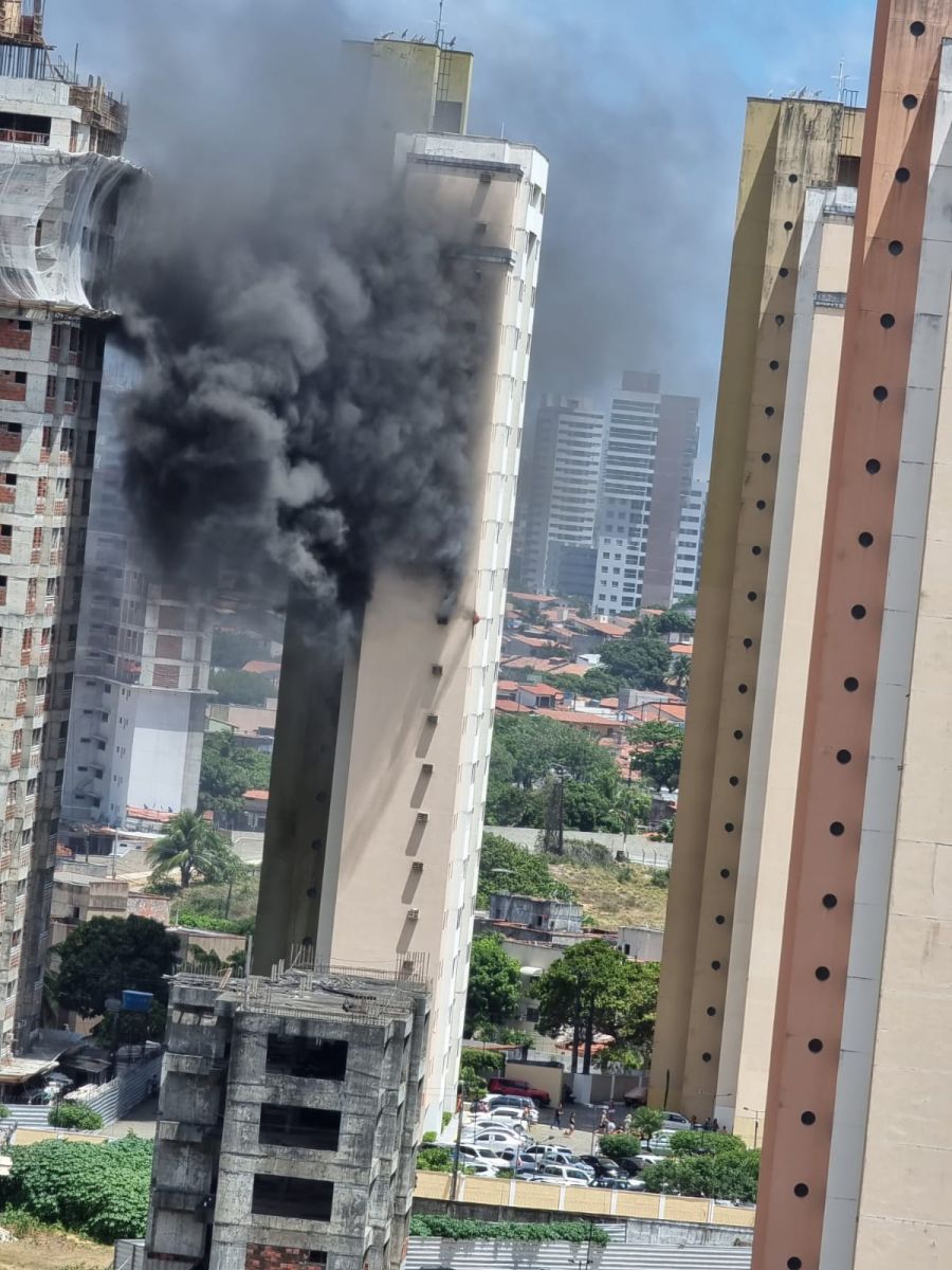 VÍDEO: Incêndio atinge apartamento na Zona Sul de Natal; veja