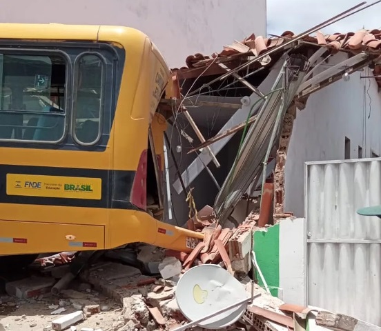 Ônibus escolar desgovernado invade casa no interior do RN