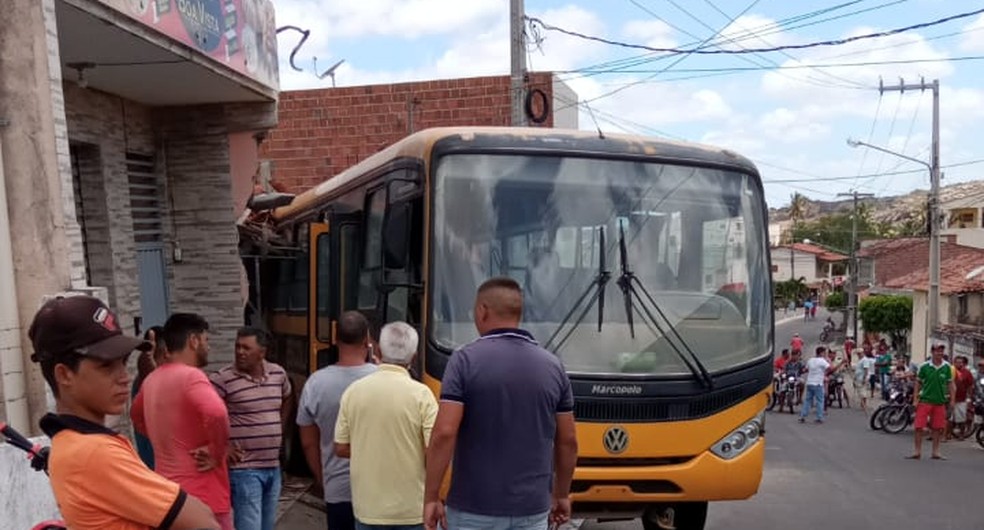 VÍDEO: Por centímetros, mulher escapa de ser atropelada por ônibus desgovernado no RN