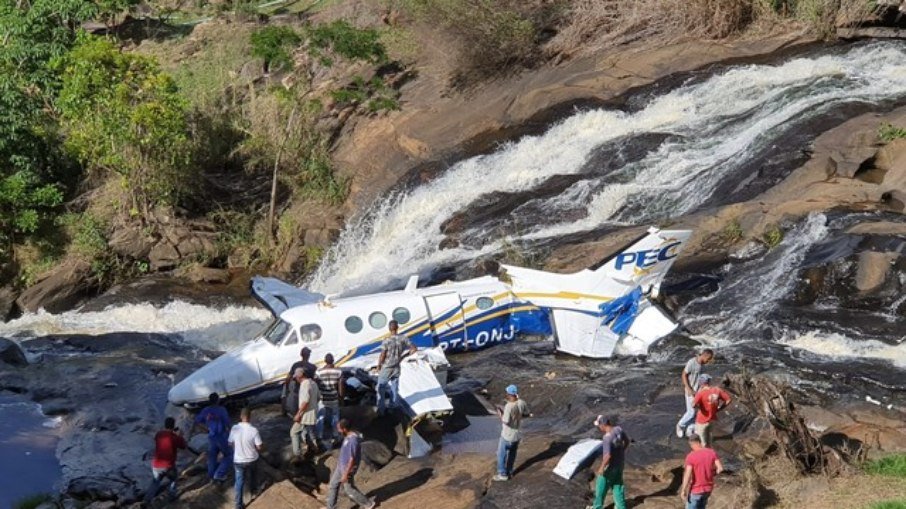 Avião com Marília Mendonça cai em Minas Gerais