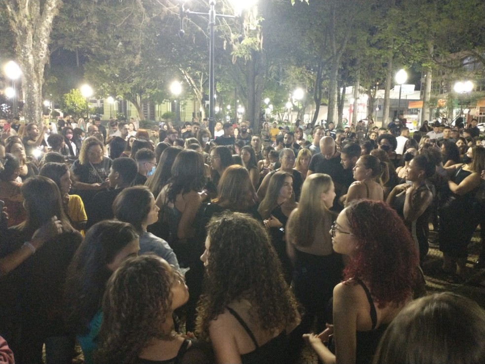 VÍDEO: Fãs de Marília Mendonça prestam emocionante homenagem em cidade de MG que cantora faria o show