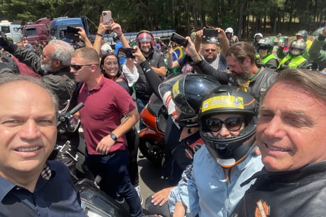 VÍDEO: Bolsonaro participa de motociata no Paraná com centenas de apoiadores
