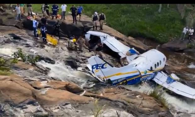 É fake mensagem que relaciona queda de avião de Marília Mendonça a vacina; entenda