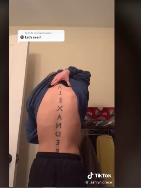 Jovem faz tatuagem gigante com o nome do namorado e termina dias depois