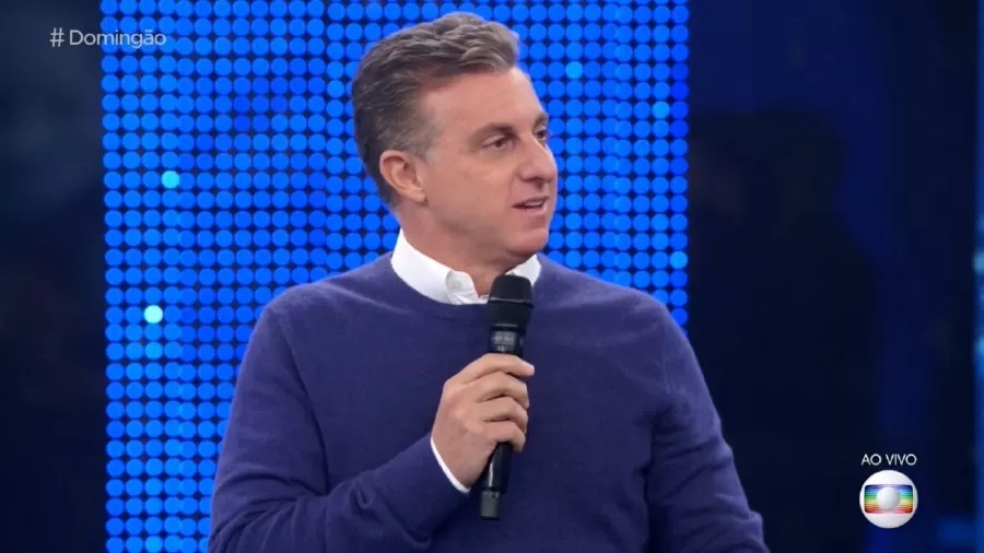 Gafes de Luciano Huck marcam homenagem a Marília Mendonça no 'Domingão'