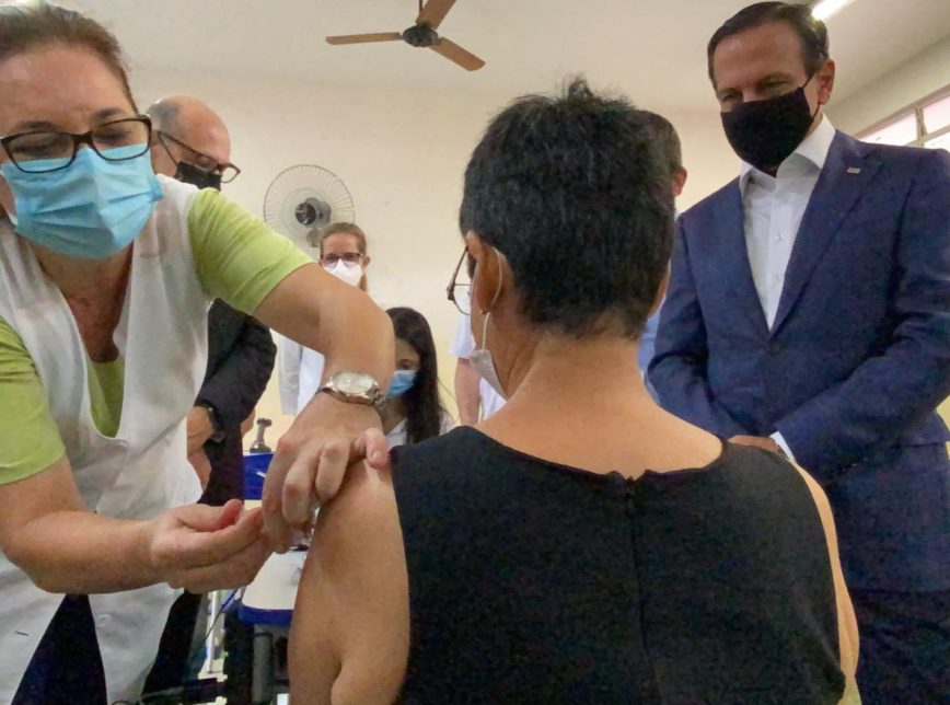Cidade que vacinou em massa com CoronaVac triplica casos em outubro