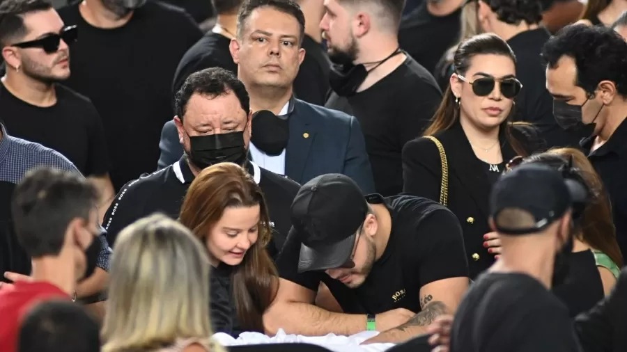 Por que a atitude de Maiara no velório de Marília Mendonça foi criticada?