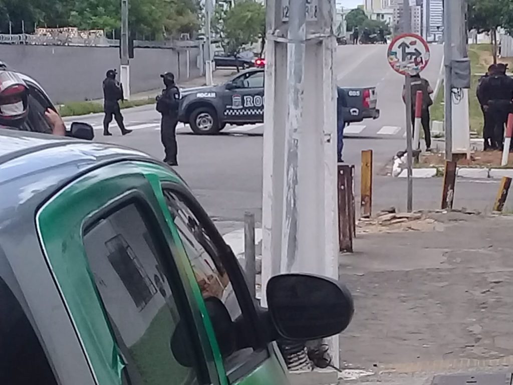 FOTOS: Polícia fecha cruzamento para averiguar suspeita de bomba em Natal