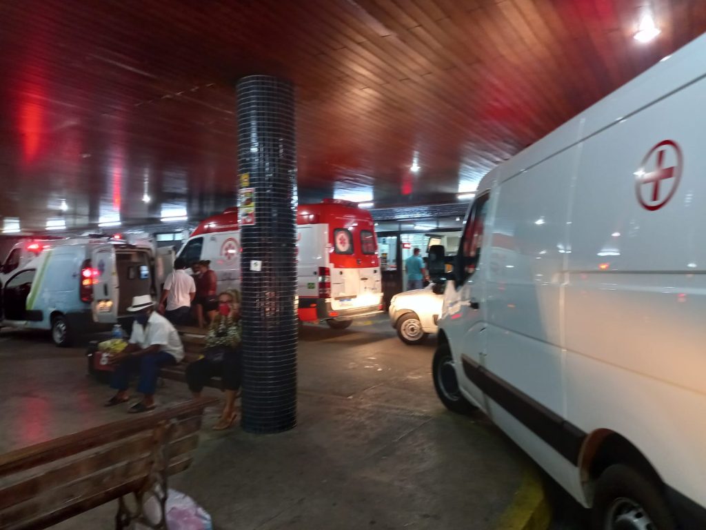 FOTOS: Engarrafamento de ambulâncias e corredores lotados no Hospital Walfredo Gurgel