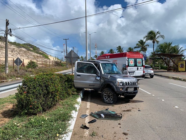 Motorista perde o controle da direção e capota carro na Via Costeira