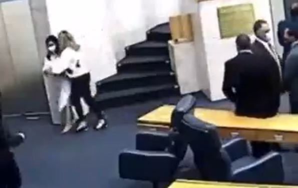 VÍDEO: Vereadoras do mesmo partido brigam em banheiro na Câmara Municipal