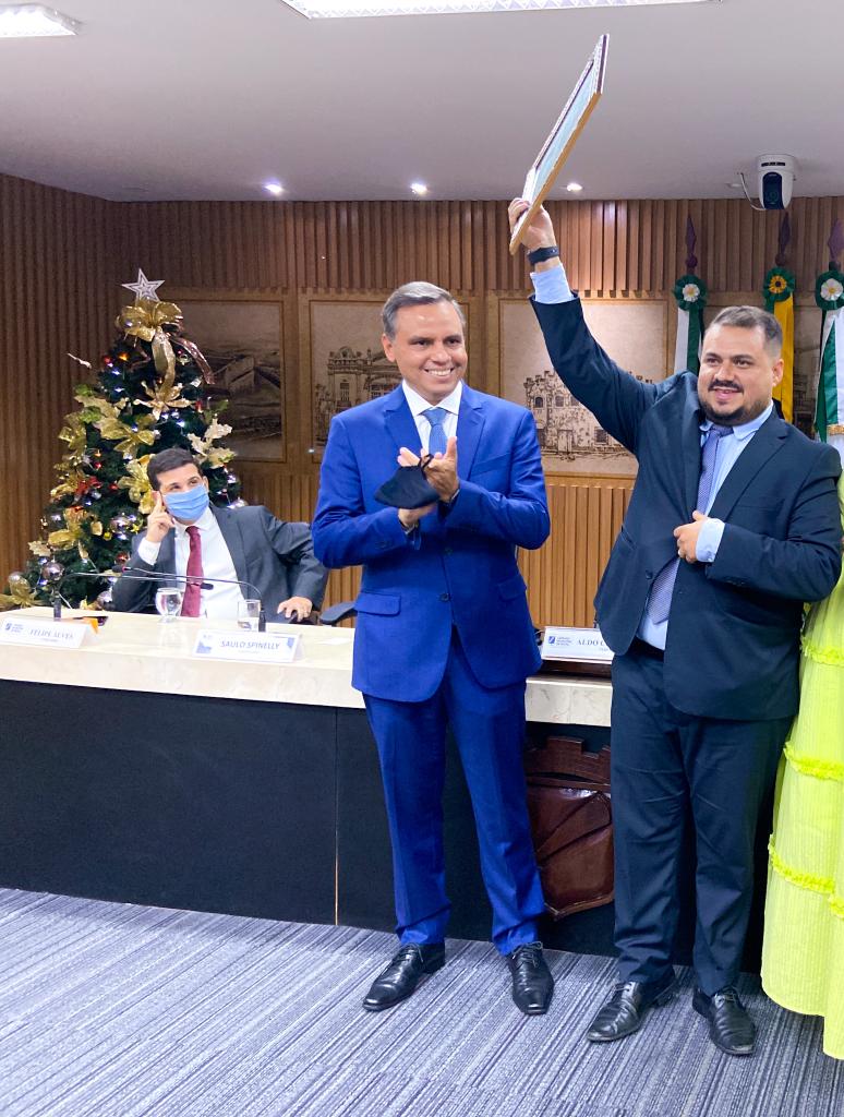 Vereador Aldo Clemente entrega Título de Cidadão Natalense a Saulo Spinelly
