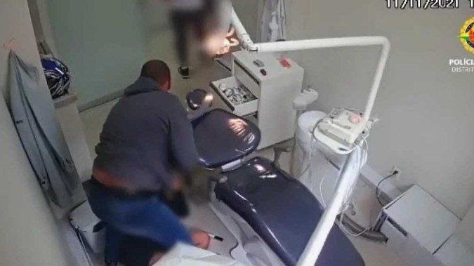 VÍDEO: PM em cadeira de dentista percebe assalto a clínica e reage contra dois criminosos