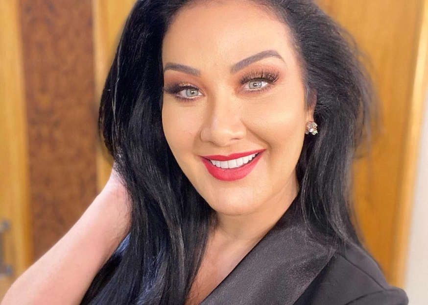 VÍDEO: Aos 42 anos, apresentadora surge deslumbrante de microvestido