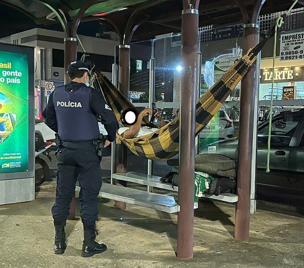 Homem foragido da Justiça da Paraíba é preso após armar rede em ponto de ônibus no DF