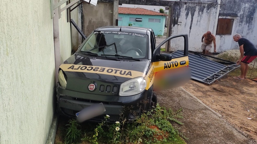 VÍDEO: Aluna de autoescola derruba portão e invade casa durante aula de baliza em Natal