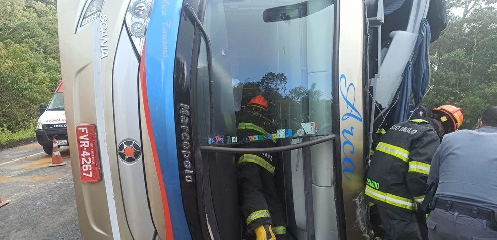 Tragédia: ônibus de turismo tomba e deixa seis mortos em SP