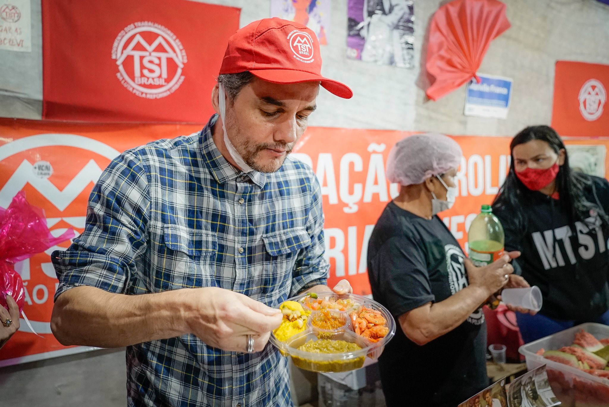 Camarão em prato de Wagner Moura no MTST causa discussão política, regional e culinária