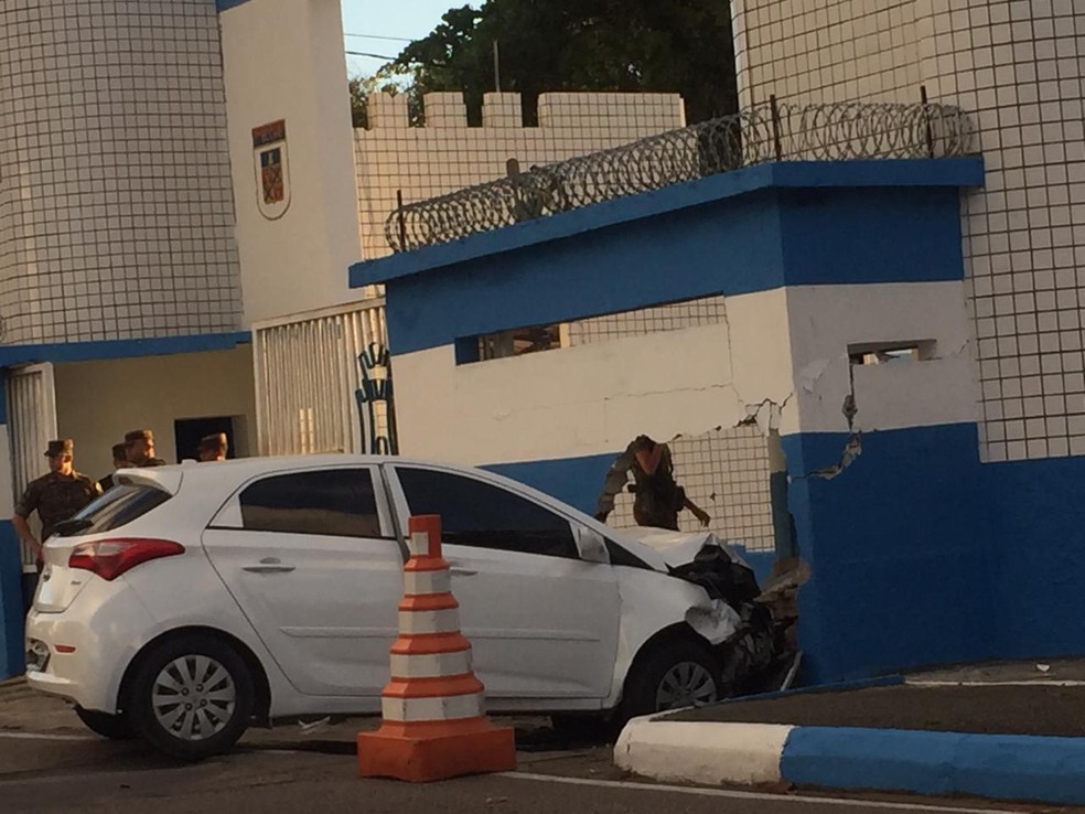 Motorista colide e derruba parte de muro de batalhão do exército em Nova Descoberta