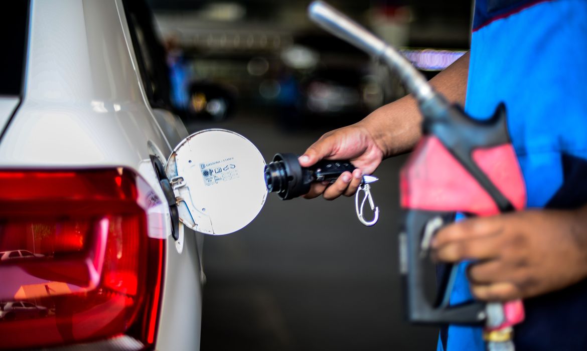 5 roubadas ao tentar poupar combustível que fazem consumo subir ainda mais