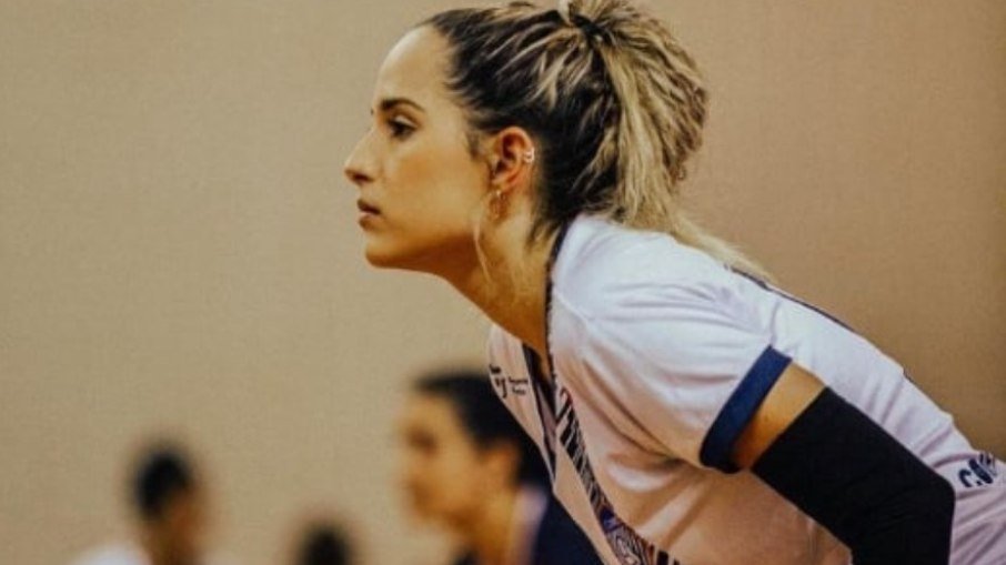 Jogadora de vôlei brasileira de 23 anos morre em acidente de carro