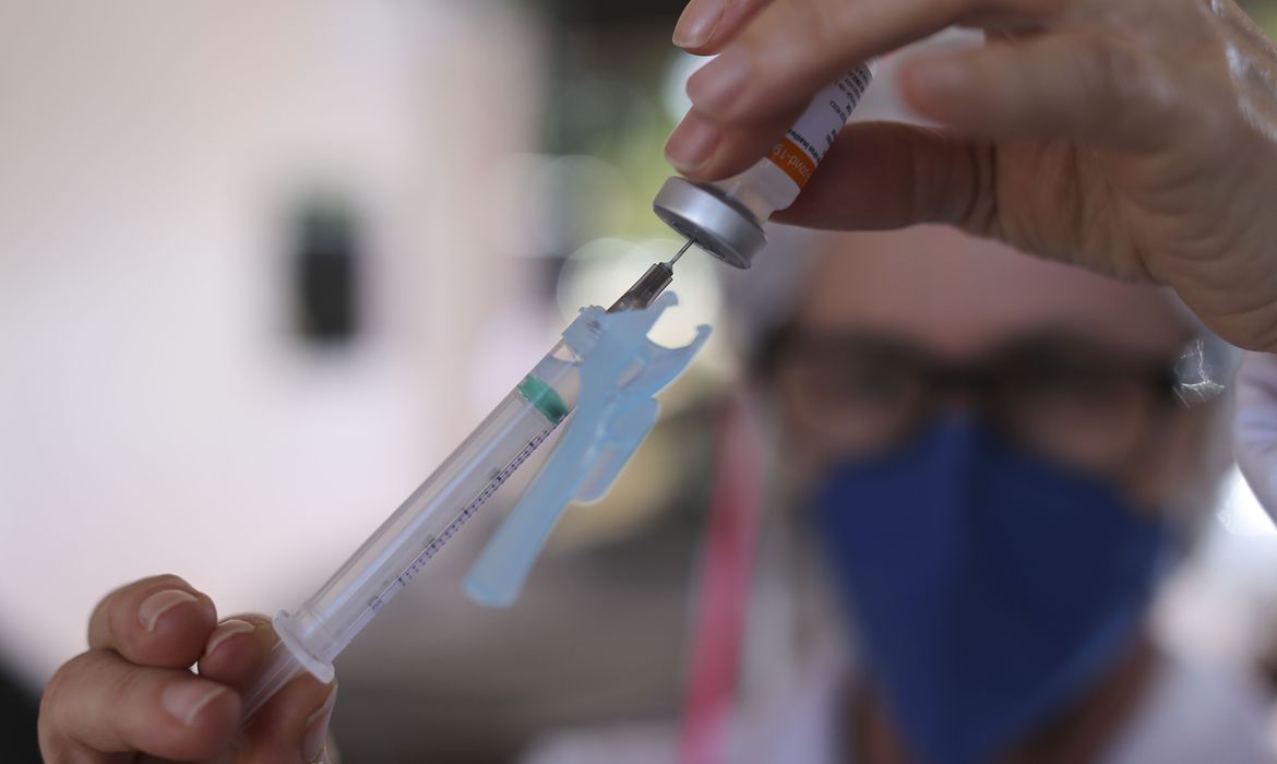 Ministro anuncia 3ª dose de vacinação para todos acima de 18 anos e diminui intervalo para 5 meses