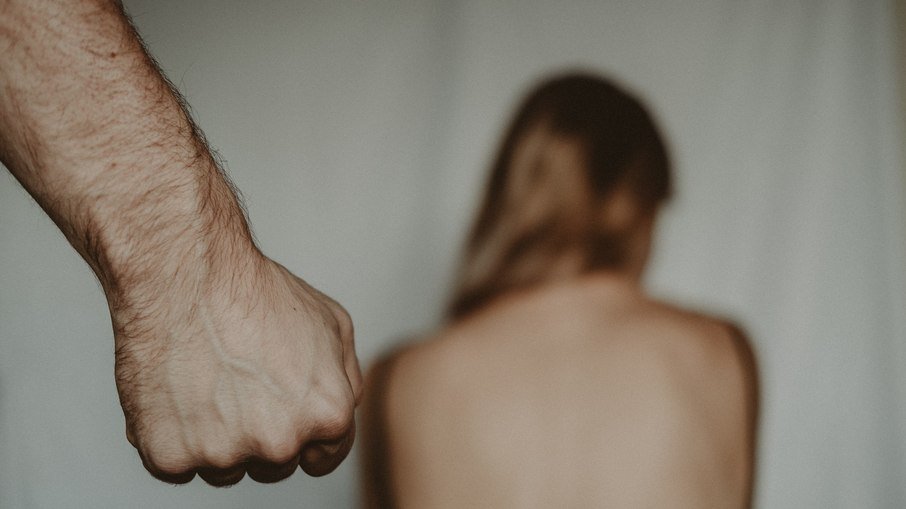 Homem estupra a vizinha horas antes de se casar e diz que foi ‘despedida’