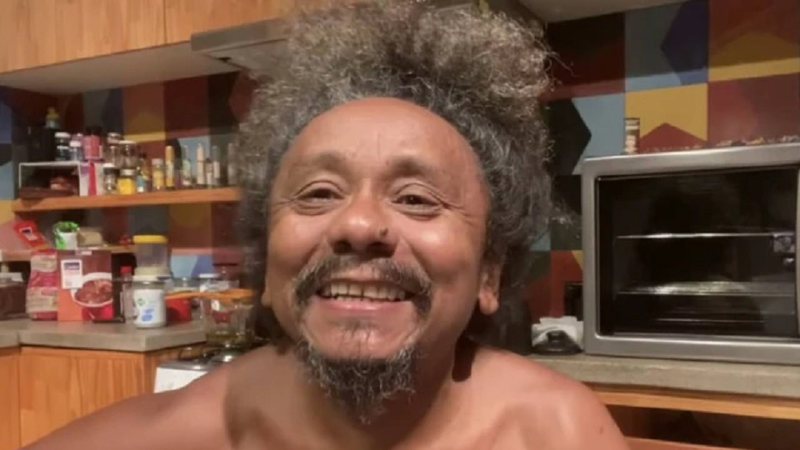 VÍDEO: Cantor Chico César sofre racismo em programa de rádio na Paraíba: "Negrinho que cantava nu"